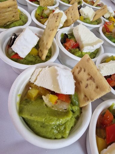 Vasito de Guacamole, Criollita, queso de Cabra y Regañás