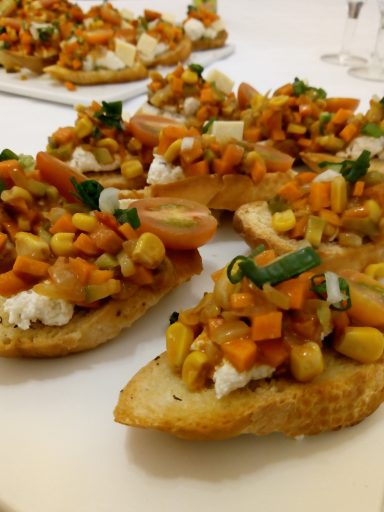 Tapa de Pisto de verduras, requesón y maíz dulce