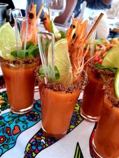 Chupito de Salmorejo, langostino grillado, escarcha al borde de pimentón y sal