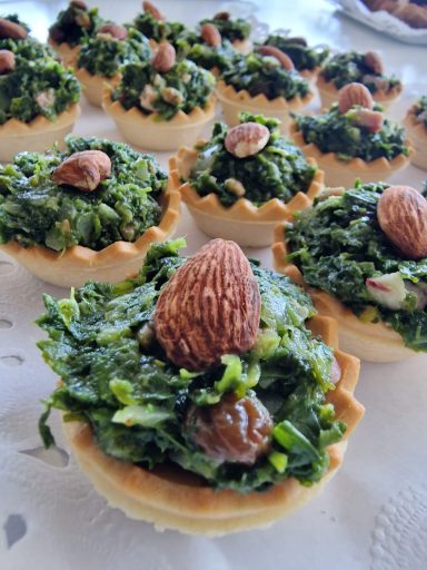 Quiche mini de espinacas, tocino y pasitas.